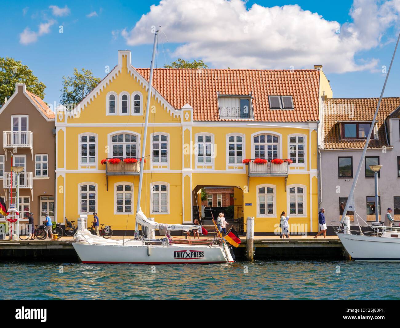 Promenade en bord de port avec maison danoise jaune dans la vieille ville de Sønderborg, île ALS, sud du Danemark Banque D'Images