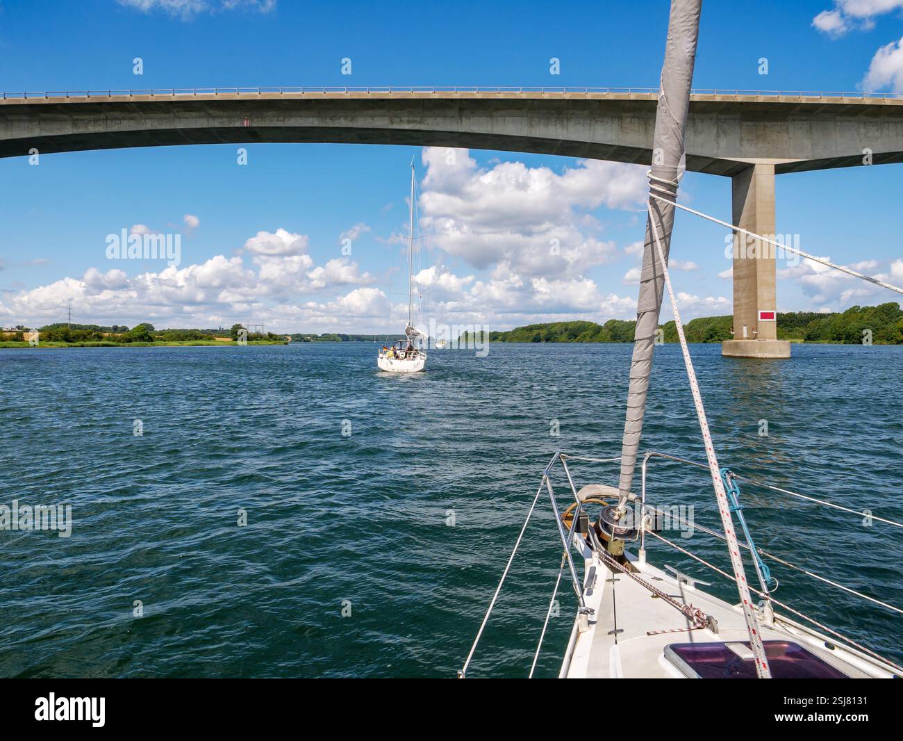Voiliers passant devant le pont Alssund reliant le Jutland à l'île ALS au-dessus du détroit d'ALS Sund, Sønderborg, au sud du Danemark Banque D'Images