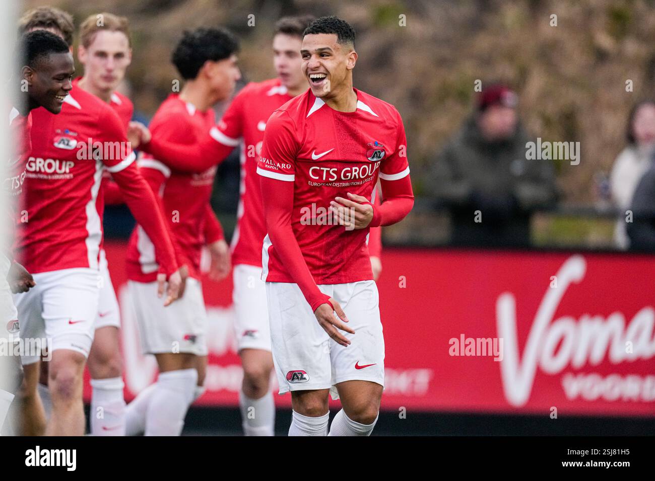 Alkmaar, pays-Bas. 11 février 2025. ALKMAAR, PAYS-BAS - 11 FÉVRIER : Wassim Bouziane de l'AZ Alkmaar U19 célèbre le but lors du match de l'UEFA Youth League Round of 32 entre l'AZ Alkmaar U19 et le SL Benfica U19 au AZ Training Centre Wijdewormer le 11 février 2025 à Alkmaar, pays-Bas. (Photo de Ed van de Pol/Orange Pictures) crédit : Orange pics BV/Alamy Live News Banque D'Images