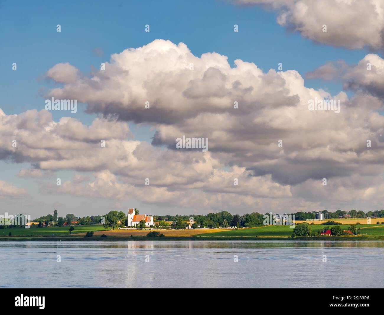 Panorama de la côte avec l'église Kalvehave, du détroit d'Ulvsund, côte sud de la Zélande, Danemark Banque D'Images