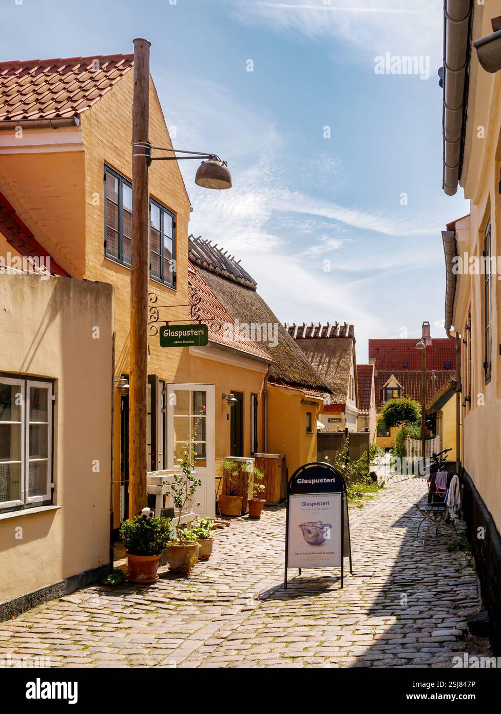 Rue pavée étroite Magstræde dans la vieille ville de Dragør, île d'Amager, région de la capitale, Danemark Banque D'Images