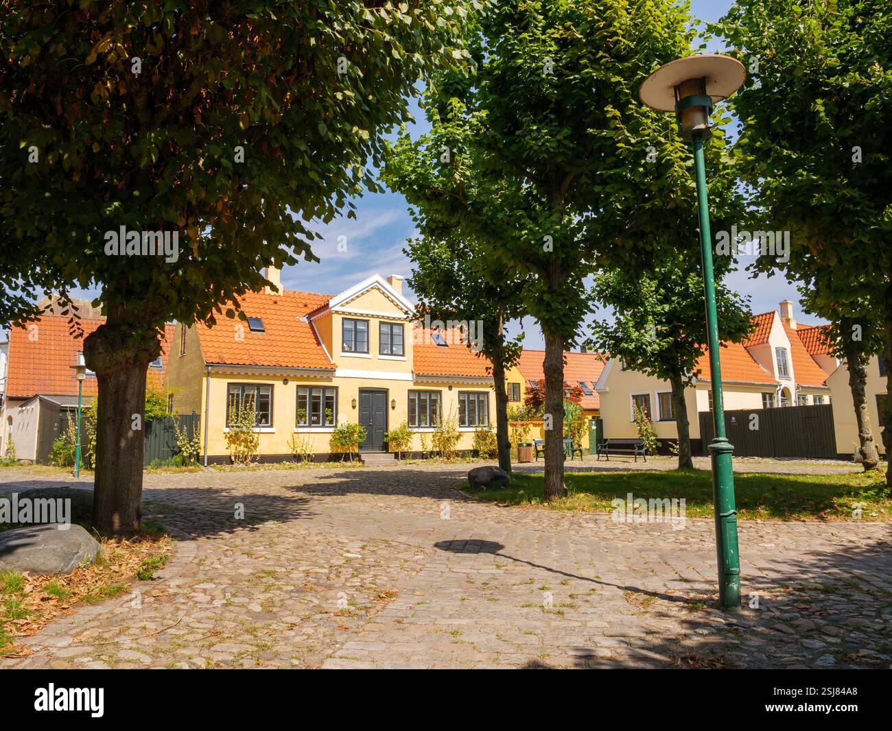 Place Badstuevælen avec des arbres dans la vieille ville de Dragør, île d'Amager, région de la capitale, Danemark Banque D'Images
