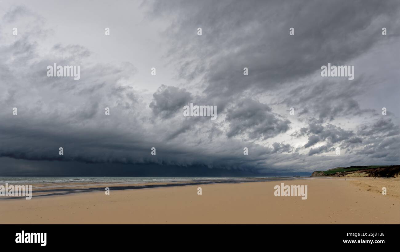 Tempête de nuages noirs arrivant sur le rivage Banque D'Images
