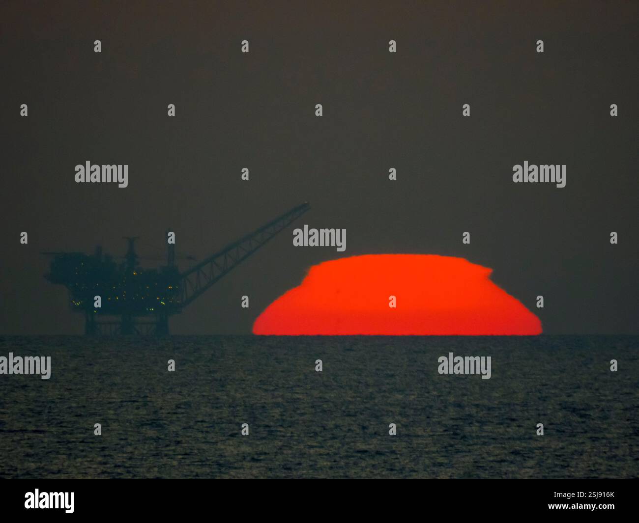 Plate-forme de gaz naturel Leviathan dans la mer Méditerranée Offshore de la côte israélienne photographiée au coucher du soleil Banque D'Images