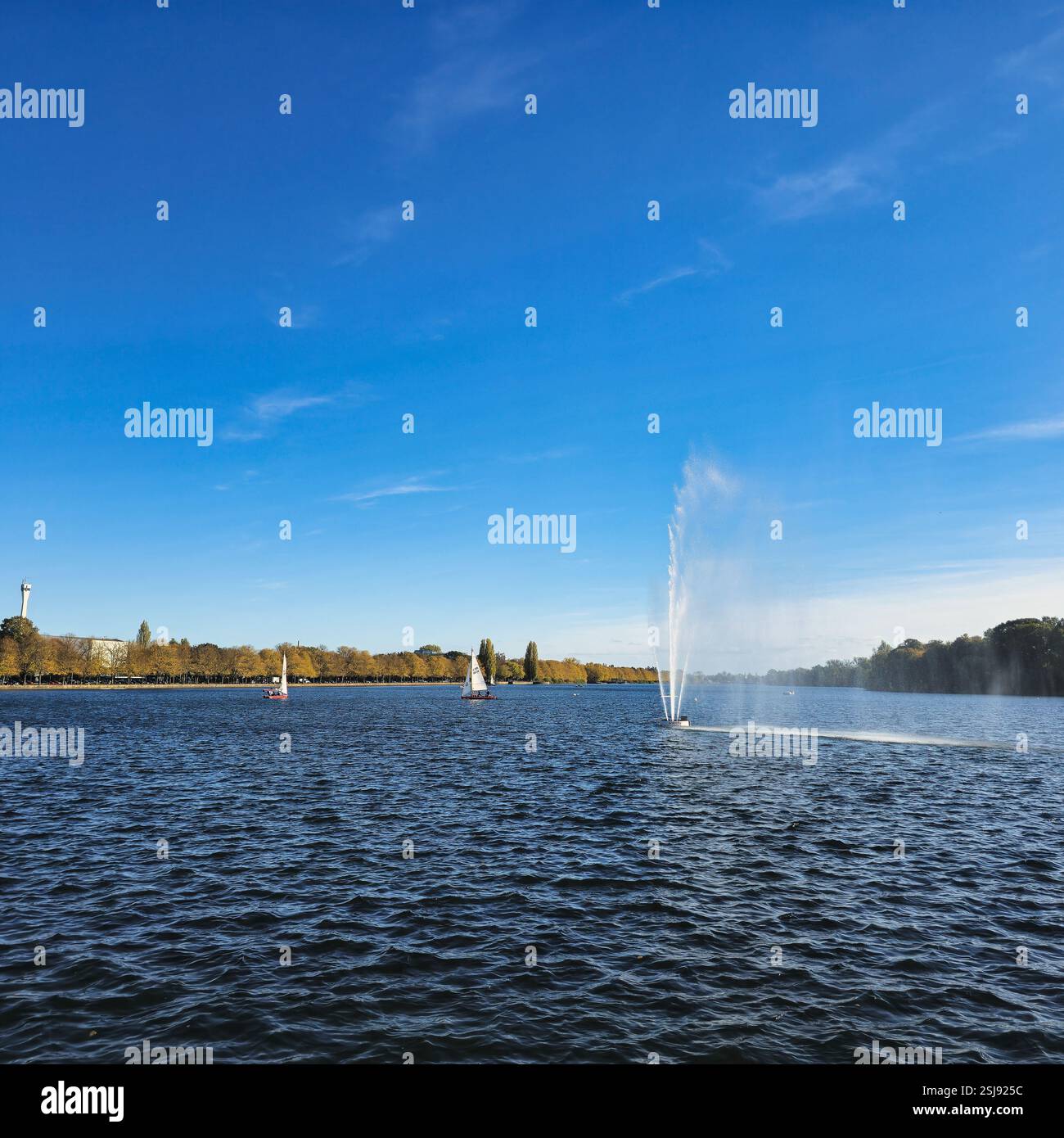 Il existe un beau lac avec une fontaine magnifique situé en plein centre de celui-ci, créant un cadre pittoresque Hannover Maschsee Banque D'Images