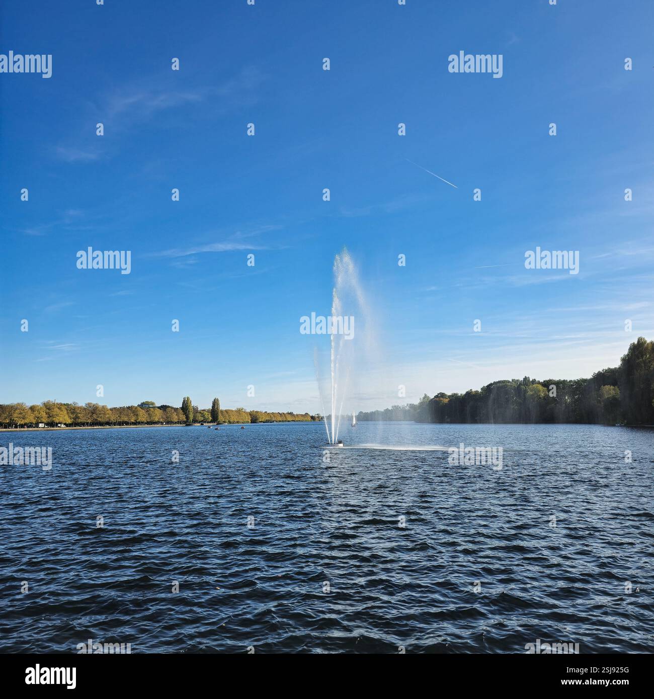 Il existe un lac pittoresque qui dispose d'une charmante fontaine située en plein centre de celui-ci, améliorant sa beauté naturelle Hannover Maschsee Banque D'Images