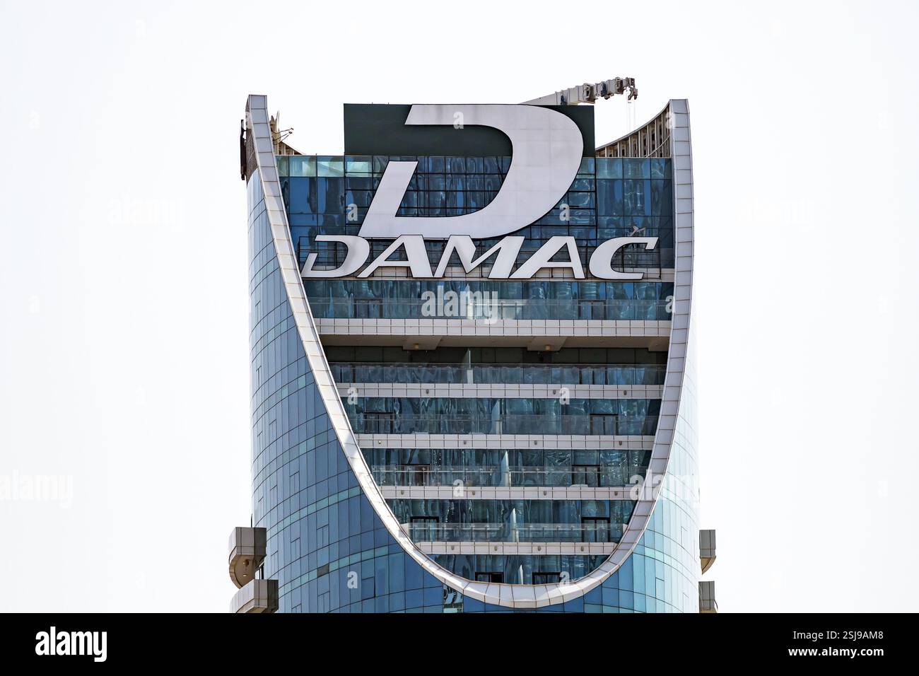 Logo de la société de développement Damac sur le bâtiment élevé. Toit de gratte-ciel en verre. Dubaï, Émirats arabes Unis - 1 nov 2023 Banque D'Images