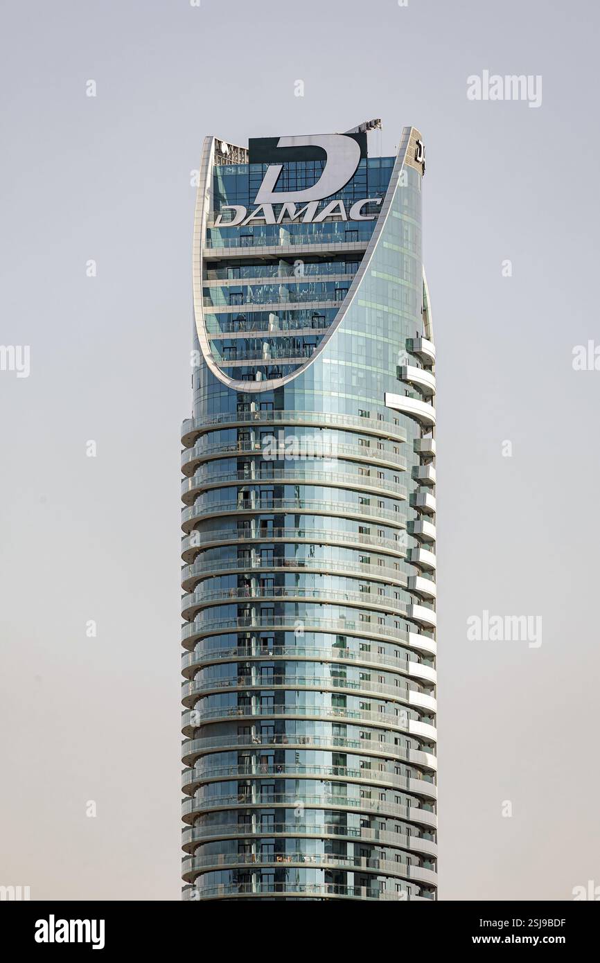 Tour d'hôtel DAMAC Maison distinction. Logo de la société de développement Damac sur le bâtiment élevé. Gratte-ciel en verre. Dubaï, Émirats arabes Unis - 1 nov 2023 Banque D'Images