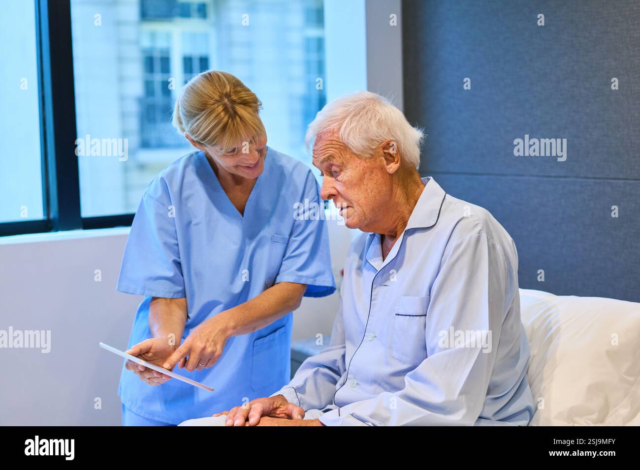 Un professionnel de la santé qui s'occupe d'un patient âgé, qui fournit des soins attentifs dans une clinique. Dépeint l'attention médicale compatissante et la profession Banque D'Images