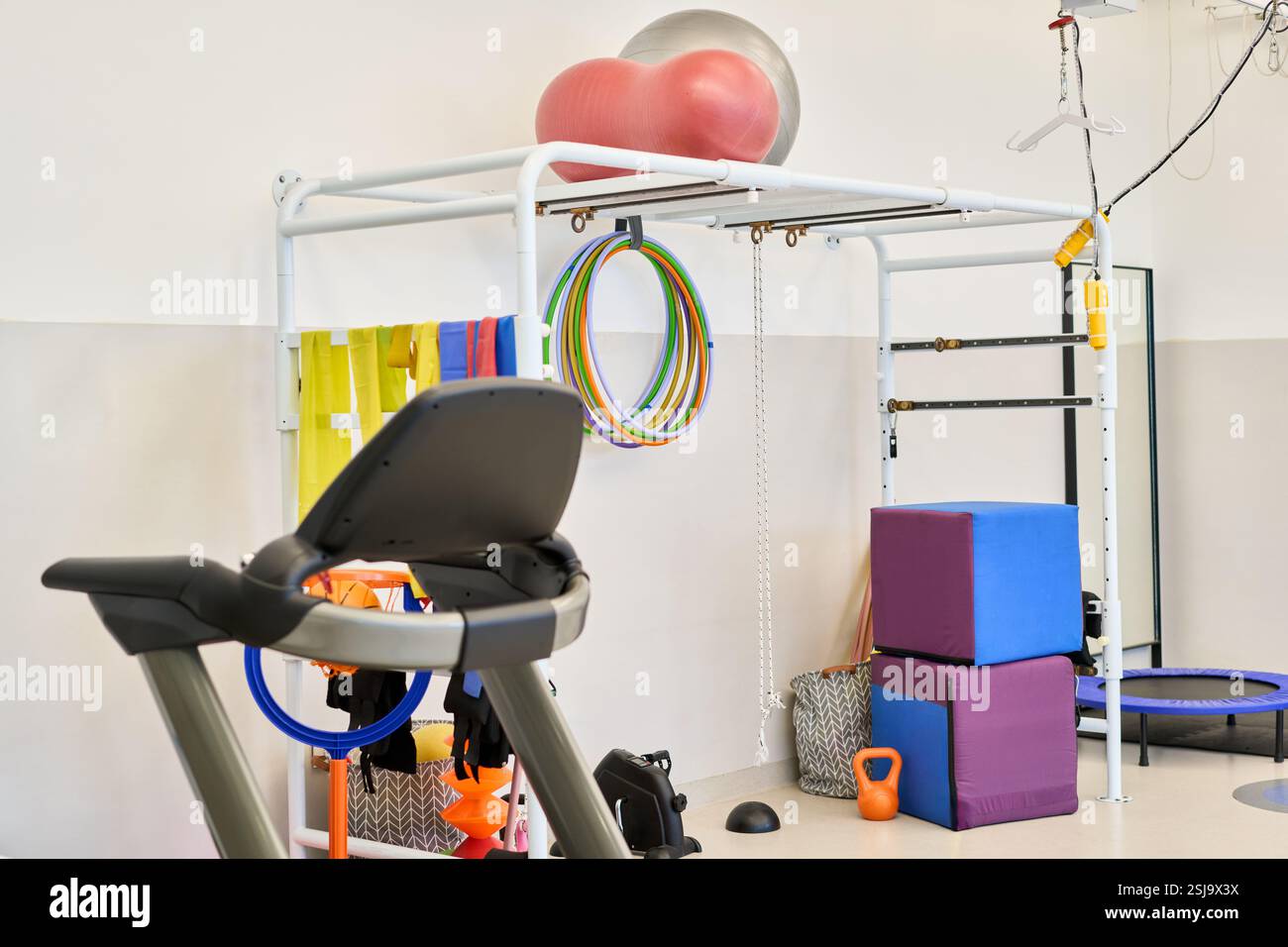 Centre de réadaptation offrant divers outils de physiothérapie et de conditionnement physique pour des exercices personnalisés. Banque D'Images