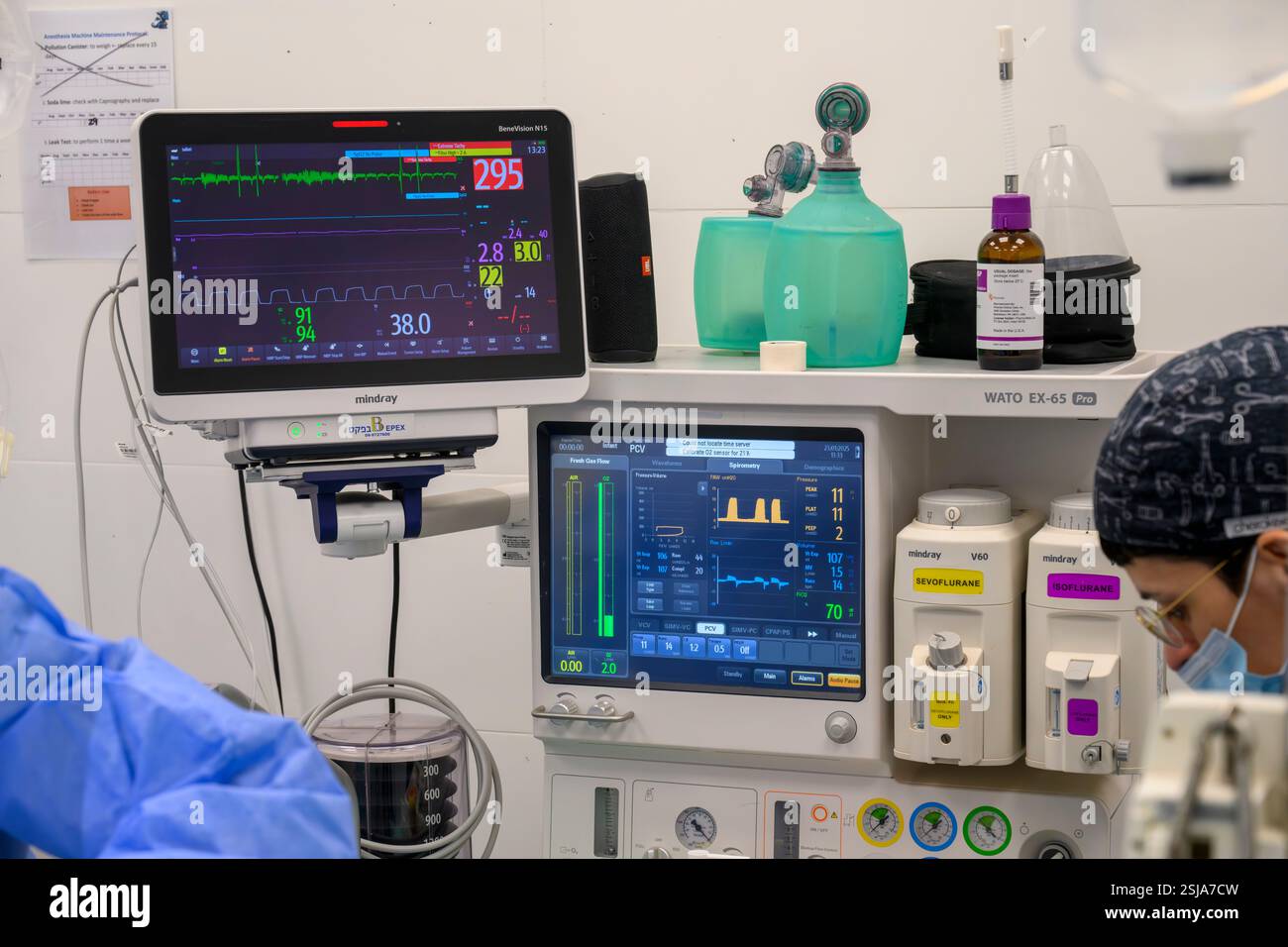 Moniteurs dans une salle d'opération vétérinaire photographiés à l'Hôpital israélien de la faune, Ramat Gan, Israël Banque D'Images
