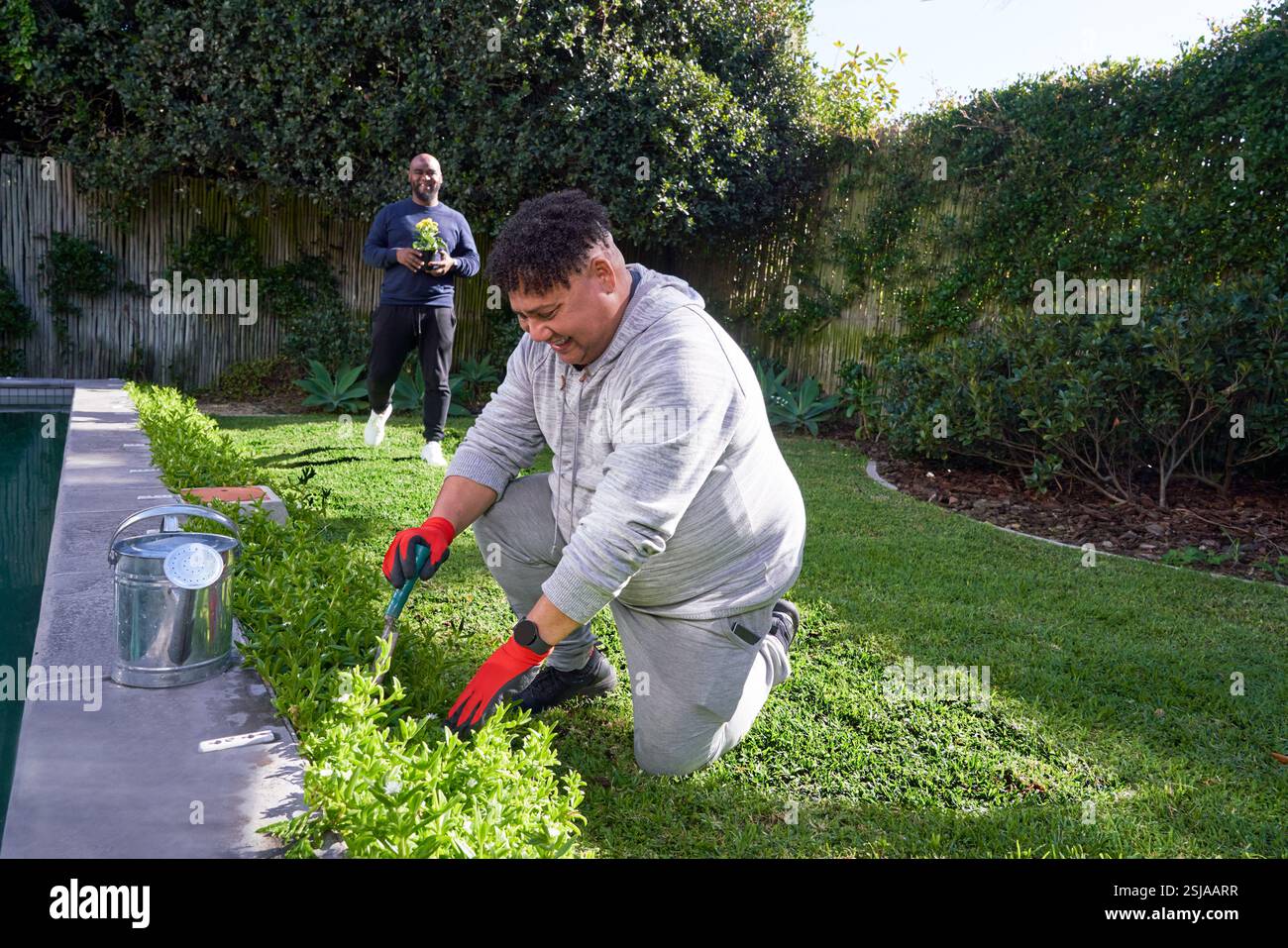 Homme plantant des fleurs dans le jardin Banque D'Images
