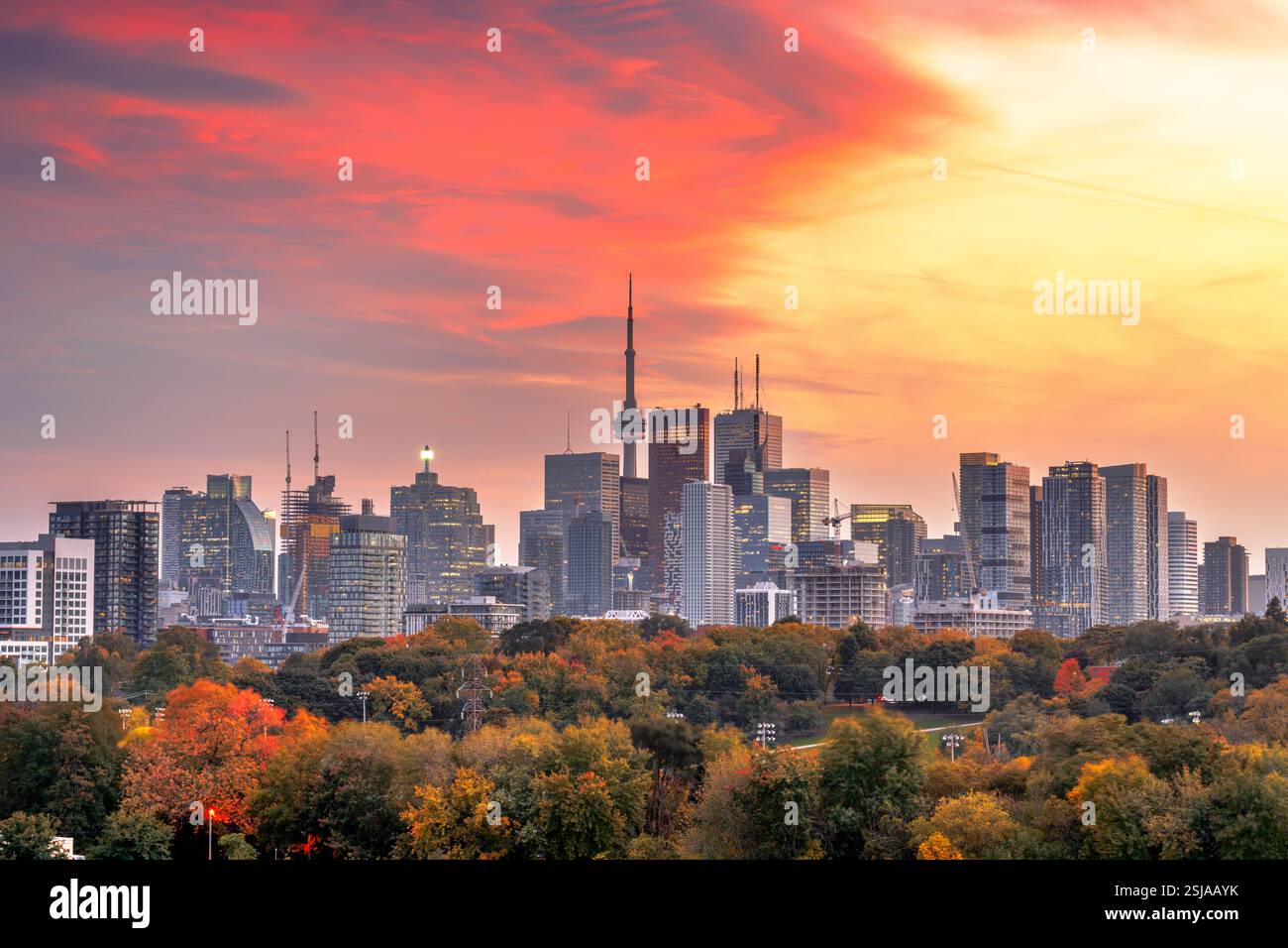 Toronto, Ontario, Canada Park et paysage urbain au crépuscule. Banque D'Images