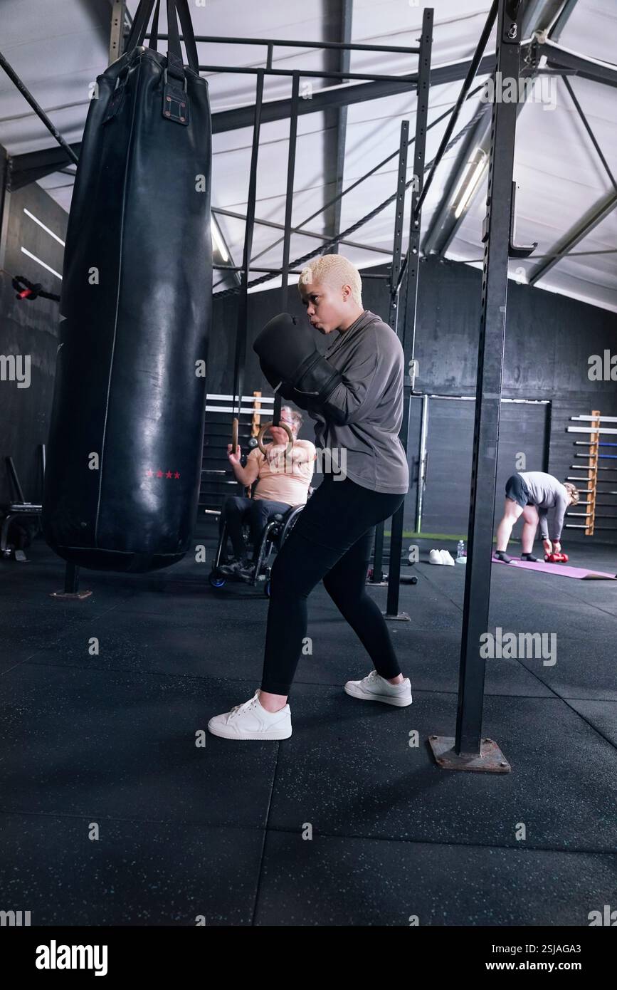 Personne ayant une formation avec sac de punching dans le gymnase Banque D'Images