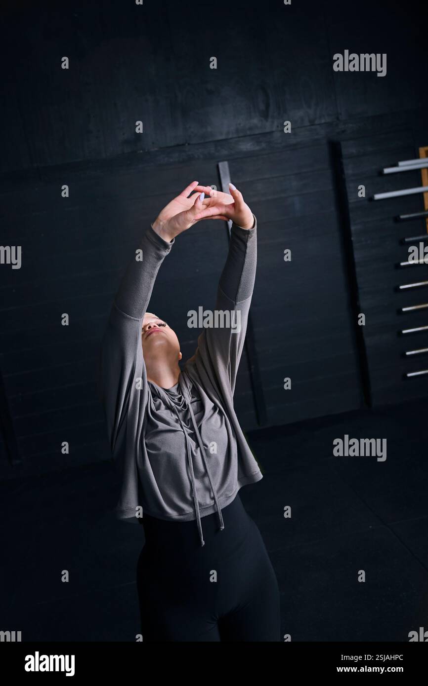 Personne s'étirant dans la salle de gym Banque D'Images