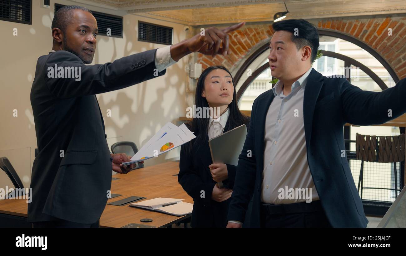 Trois collègues d'affaires multiraciales collègues multiethniques dans le bureau asiatique femme d'affaires coréenne Japonais Chinois hommes d'affaires africains patron Banque D'Images