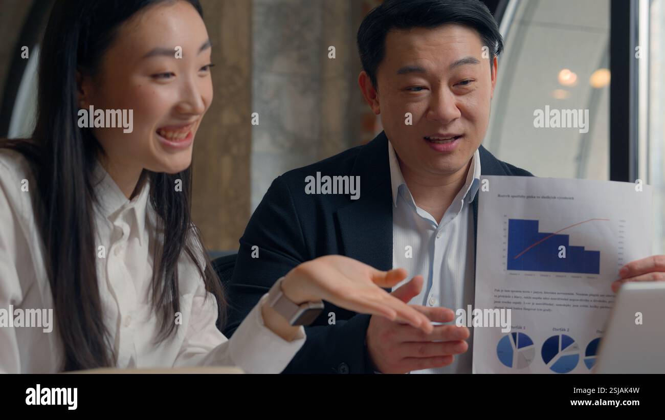 Asiatiques travailleurs du marketing financier collègues collègues présentation d'affaires statistiques coréen japonais femme fille femme d'affaires femme avec Banque D'Images