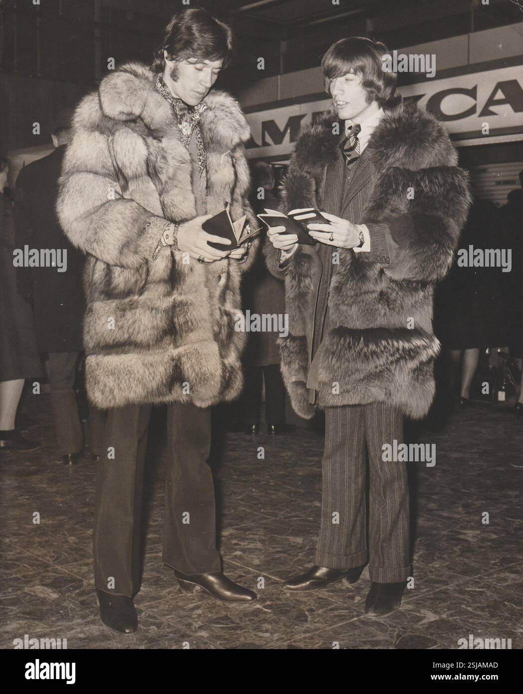 Bee Gees Barry et Robin Gibb à l'aéroport de Londres, 1967 Banque D'Images