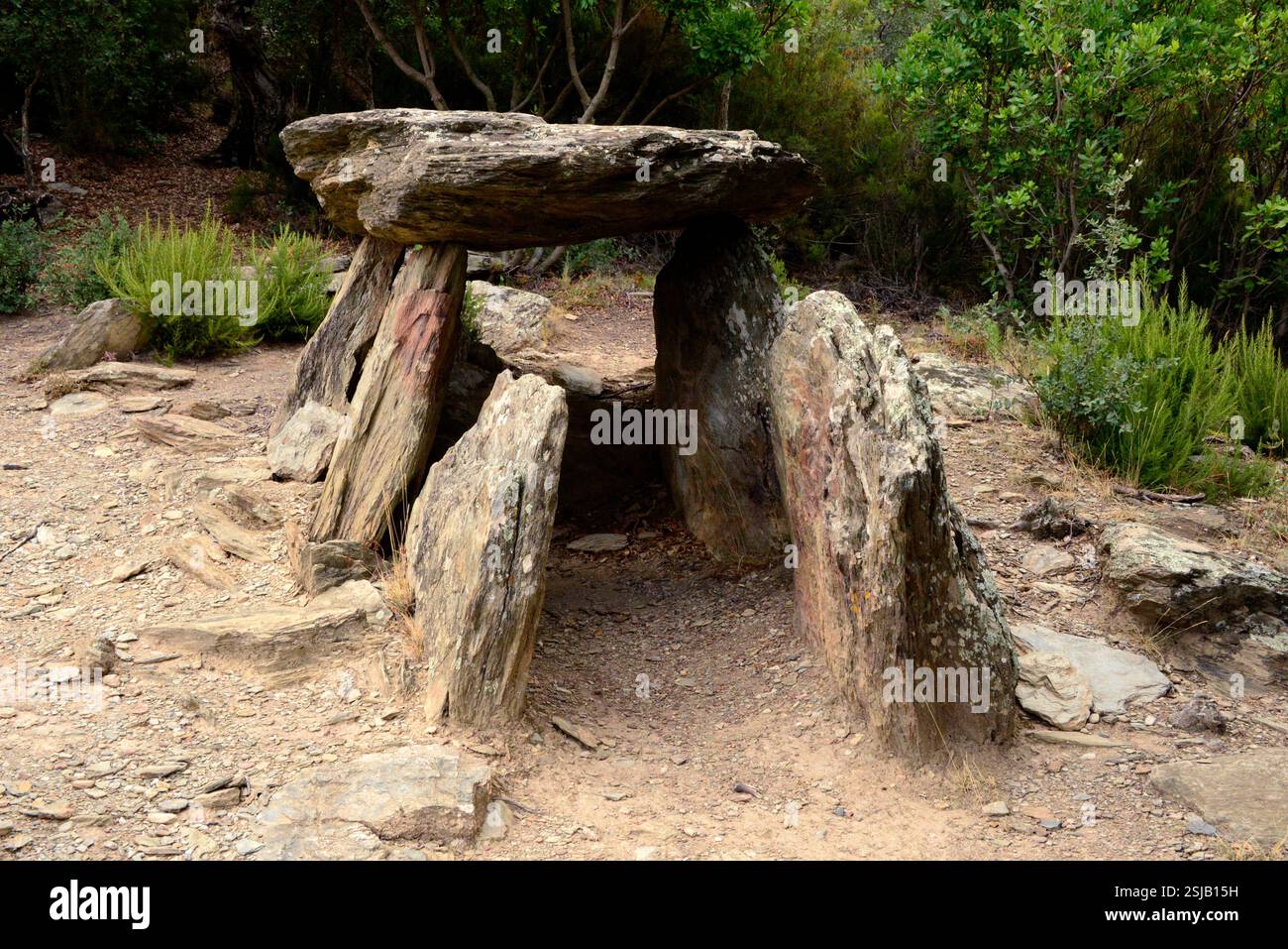Coll de Medàs i dolmen. Passage tombeau 3500-3000 av. J.-C. construit avec schiste. Cantallops, Alt Empordà ; Gérone, Catalogne, Espagne. Banque D'Images