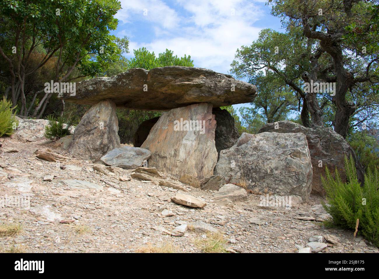 Coll de Medàs i dolmen. Passage tombeau 3500-300 av. J.-C. construit avec schiste. Cantallops, Alt Empordà ; Gérone, Catalogne, Espagne. Banque D'Images