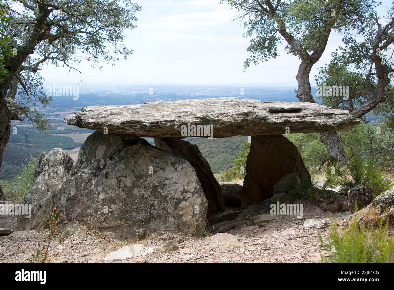 Coll de Medàs i dolmen. Passage tombeau 3500-3000 av. J.-C. construit avec schiste. Cantallops, Alt Empordà ; Gérone, Catalogne, Espagne. Banque D'Images