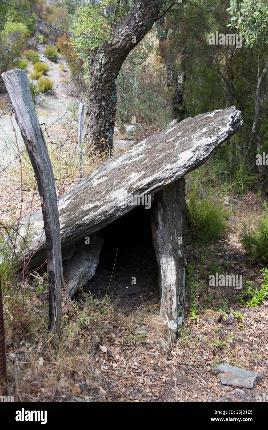 Coll de Medàs II dolmen. Passage tombeau 3500-3000 av. J.-C. construit avec schiste. Cantallops, Alt Empordà ; Gérone, Catalogne, Espagne. Banque D'Images