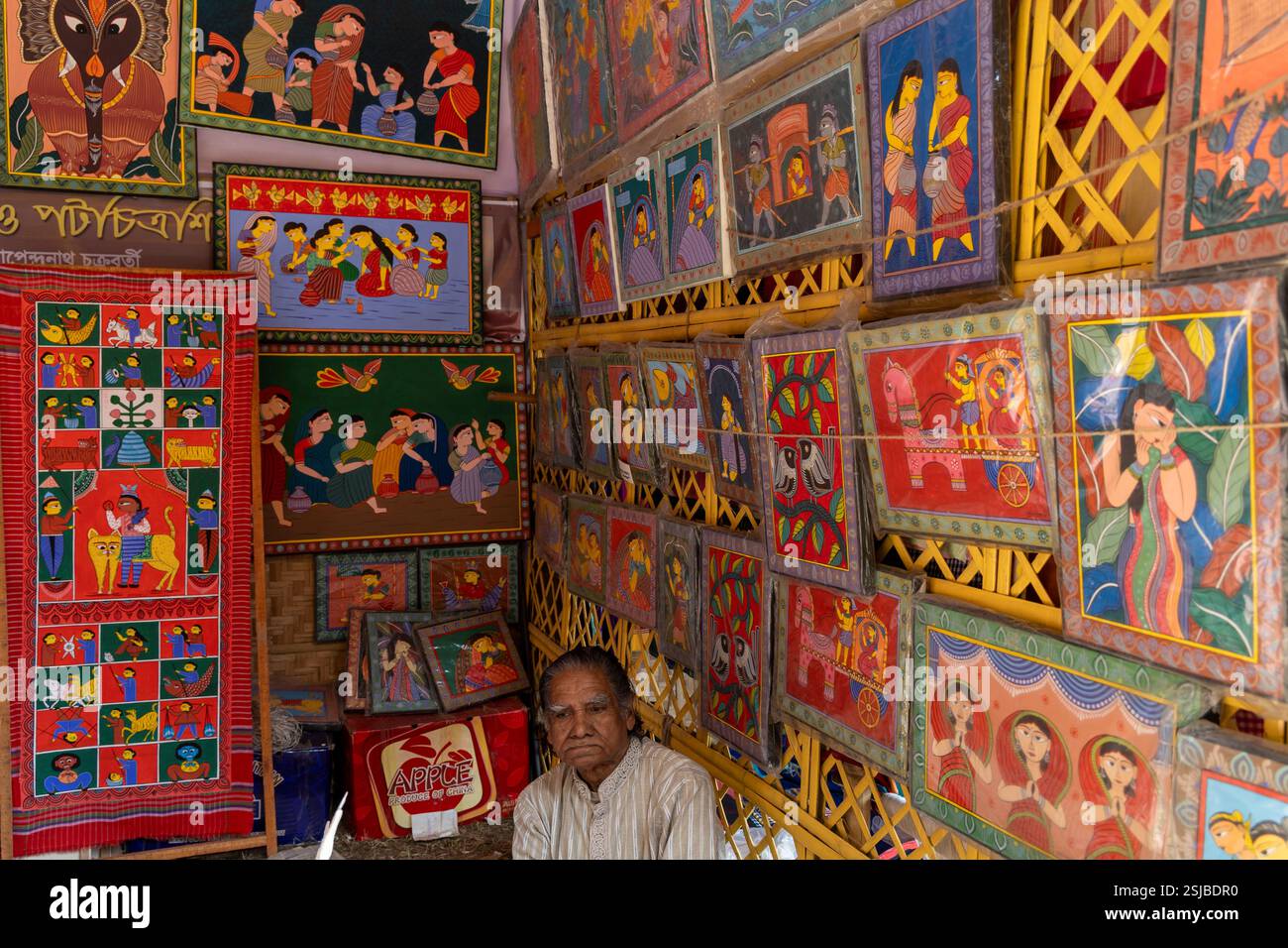 Une exposition vibrante de l'artisanat traditionnel au Lok O Karushilpo Mela, la foire de l'artisanat populaire à Sonargaon, Narayanganj, Bangladesh, mettant en valeur les riches Banque D'Images
