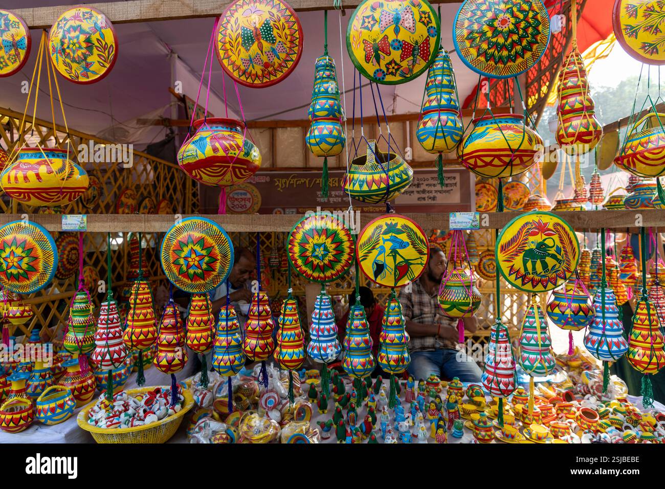 Une exposition vibrante de l'artisanat traditionnel au Lok O Karushilpo Mela, la foire de l'artisanat populaire à Sonargaon, Narayanganj, Bangladesh, mettant en valeur les riches Banque D'Images
