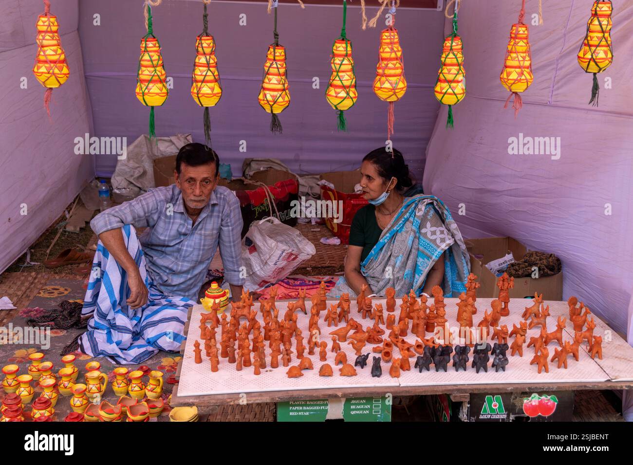 Une exposition vibrante de l'artisanat traditionnel au Lok O Karushilpo Mela, la foire de l'artisanat populaire à Sonargaon, Narayanganj, Bangladesh, mettant en valeur les riches Banque D'Images