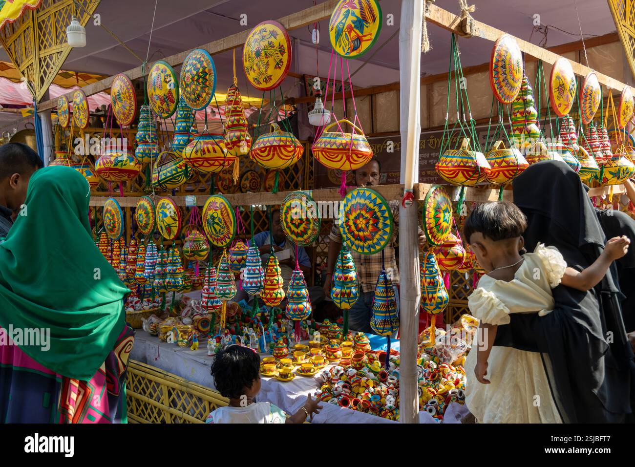 Une exposition vibrante de l'artisanat traditionnel au Lok O Karushilpo Mela, la foire de l'artisanat populaire à Sonargaon, Narayanganj, Bangladesh, mettant en valeur les riches Banque D'Images