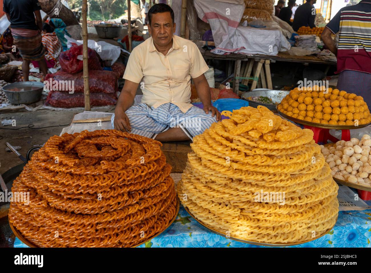 Une délicieuse gamme d'aliments traditionnels et de sucreries au Lok O Karushilpo Mela, la foire artisanale folklorique de Sonargaon, Narayanganj, Bangladesh, célébrant le th Banque D'Images