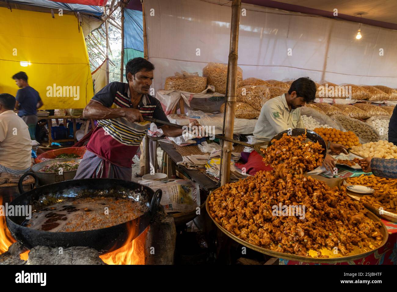 Une délicieuse gamme d'aliments traditionnels et de sucreries au Lok O Karushilpo Mela, la foire artisanale folklorique de Sonargaon, Narayanganj, Bangladesh, célébrant le th Banque D'Images