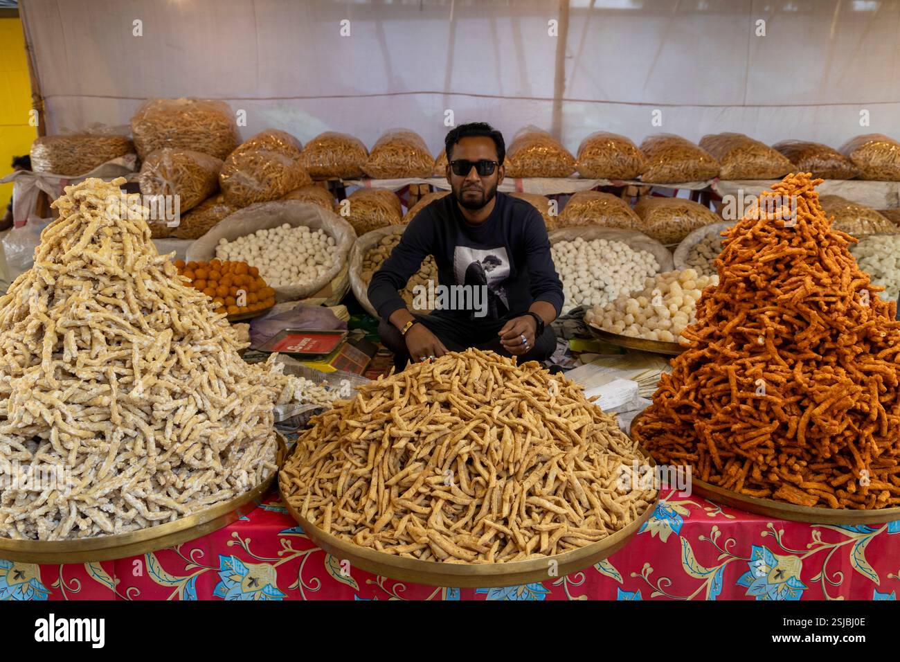 Une délicieuse gamme d'aliments traditionnels et de sucreries au Lok O Karushilpo Mela, la foire artisanale folklorique de Sonargaon, Narayanganj, Bangladesh, célébrant le th Banque D'Images