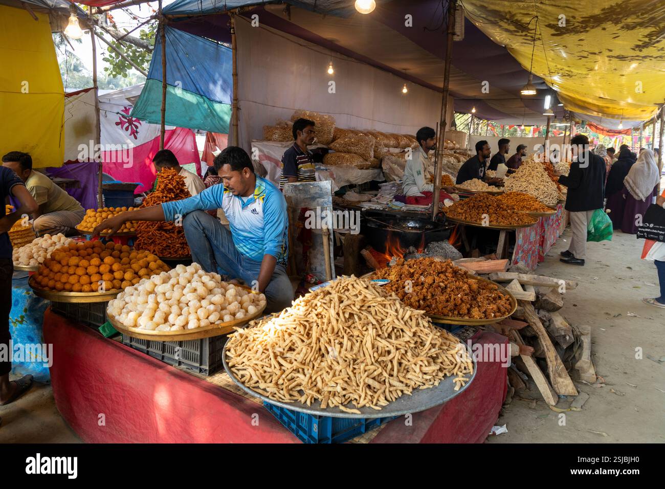 Une délicieuse gamme d'aliments traditionnels et de sucreries au Lok O Karushilpo Mela, la foire artisanale folklorique de Sonargaon, Narayanganj, Bangladesh, célébrant le th Banque D'Images