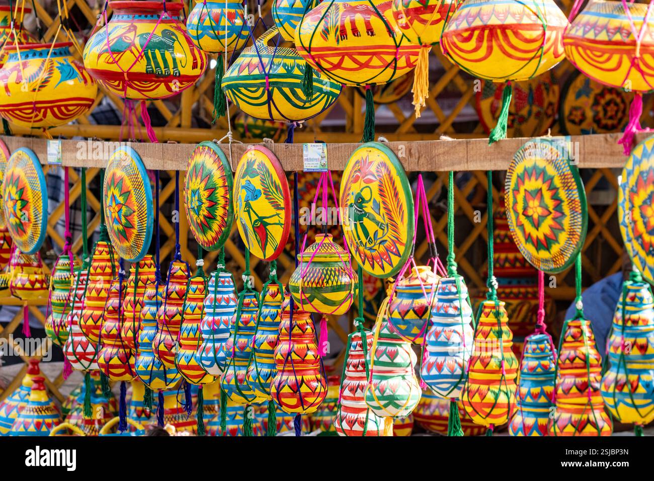 Une exposition vibrante de l'artisanat traditionnel au Lok O Karushilpo Mela, la foire de l'artisanat populaire à Sonargaon, Narayanganj, Bangladesh, mettant en valeur les riches Banque D'Images