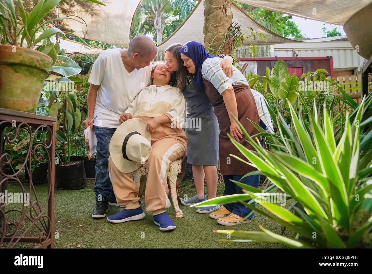 Amis handicapés embrassant à la pépinière Banque D'Images Amis handicapés embrassant à la pépinière Banque D'Images