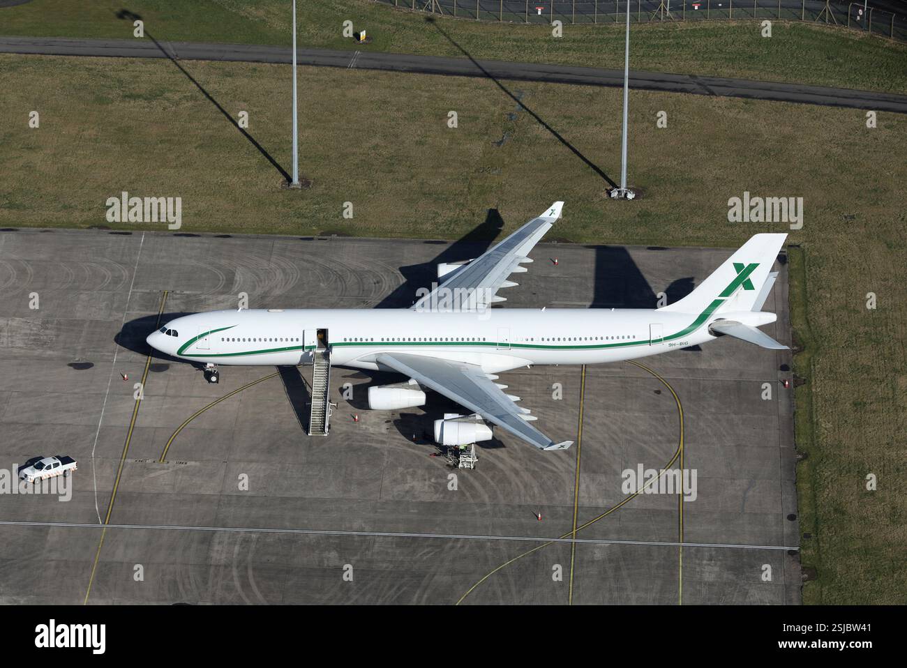Photographie aérienne de l'Airbus Air X A.340 à l'aéroport de Cardiff Banque D'Images