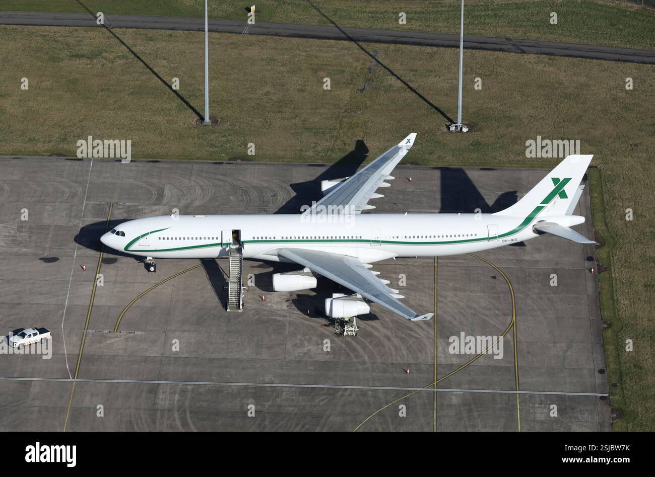 Photographie aérienne de l'Airbus Air X A.340 à l'aéroport de Cardiff Banque D'Images