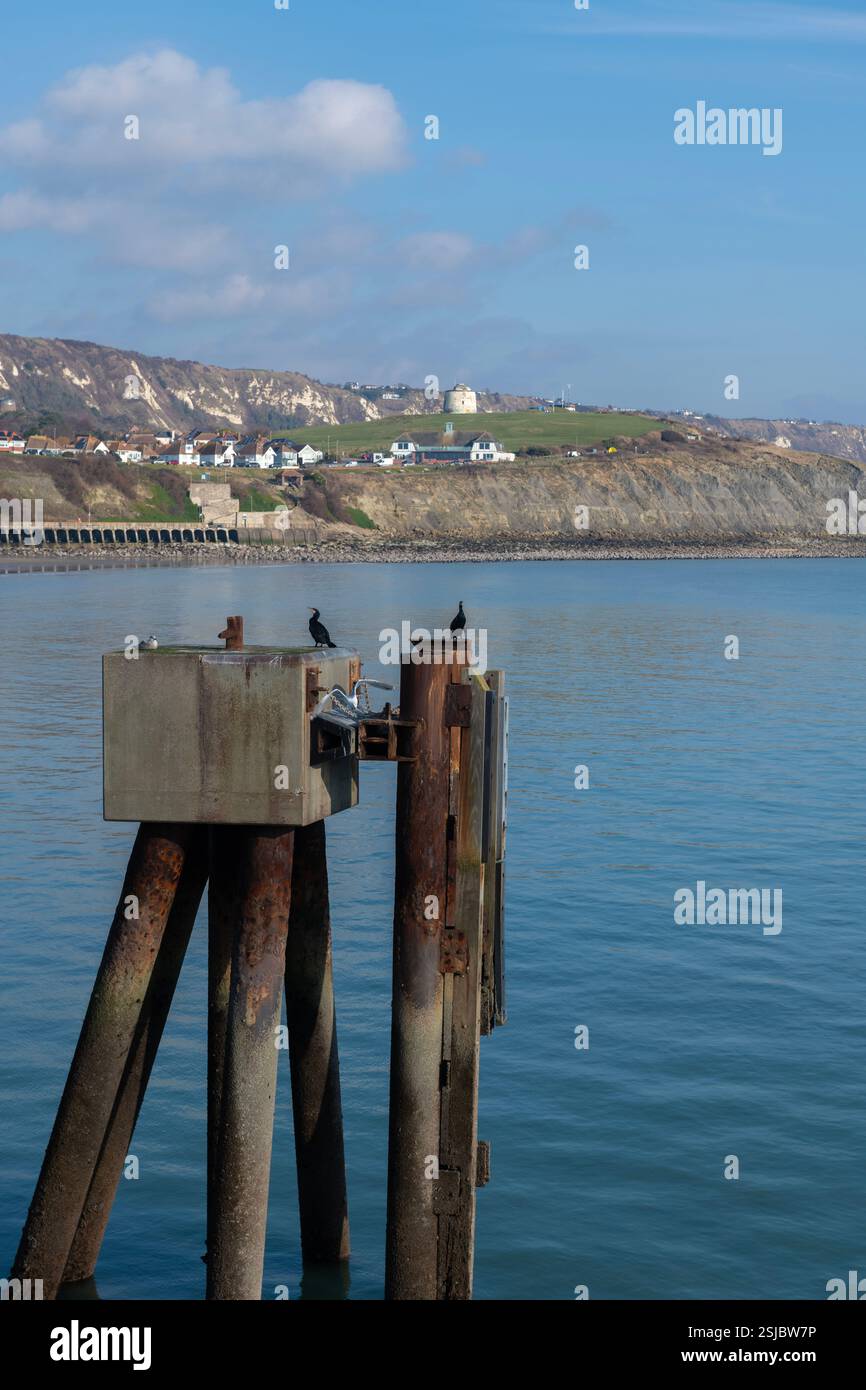 Vue depuis le port vers Douvres lors d'une journée d'hiver brillante à Folkestone, Kent, Angleterre Banque D'Images