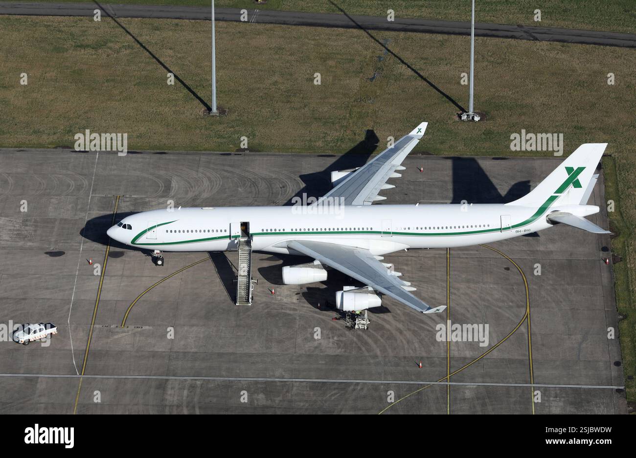 Photographie aérienne de l'Airbus Air X A.340 à l'aéroport de Cardiff Banque D'Images