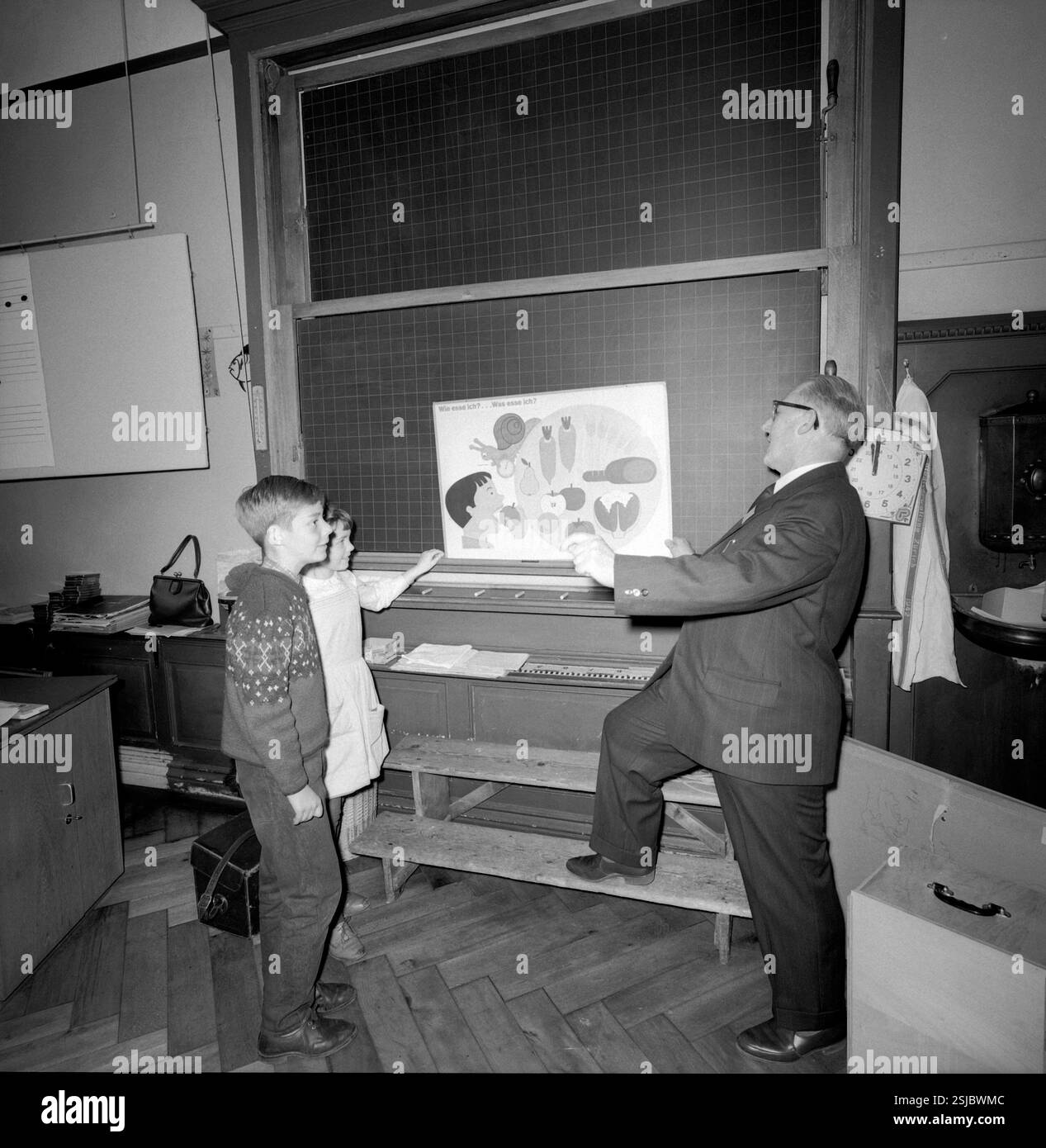 --- Zürich, Schulkinder lernen die korrekte Zahnpflege ; 1961#Zurich, les écoliers apprennent la bonne façon de soins dentaires ; 1961- RDB PAR DUKAS Banque D'Images