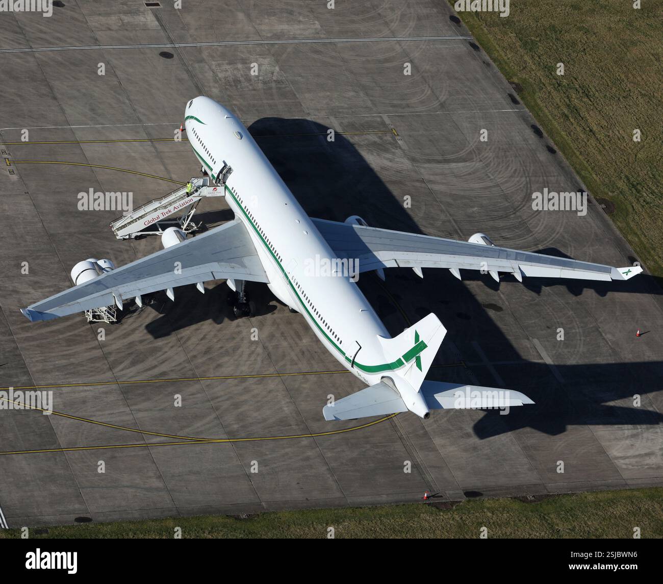 Photographie aérienne de l'Airbus Air X A.340 à l'aéroport de Cardiff Banque D'Images