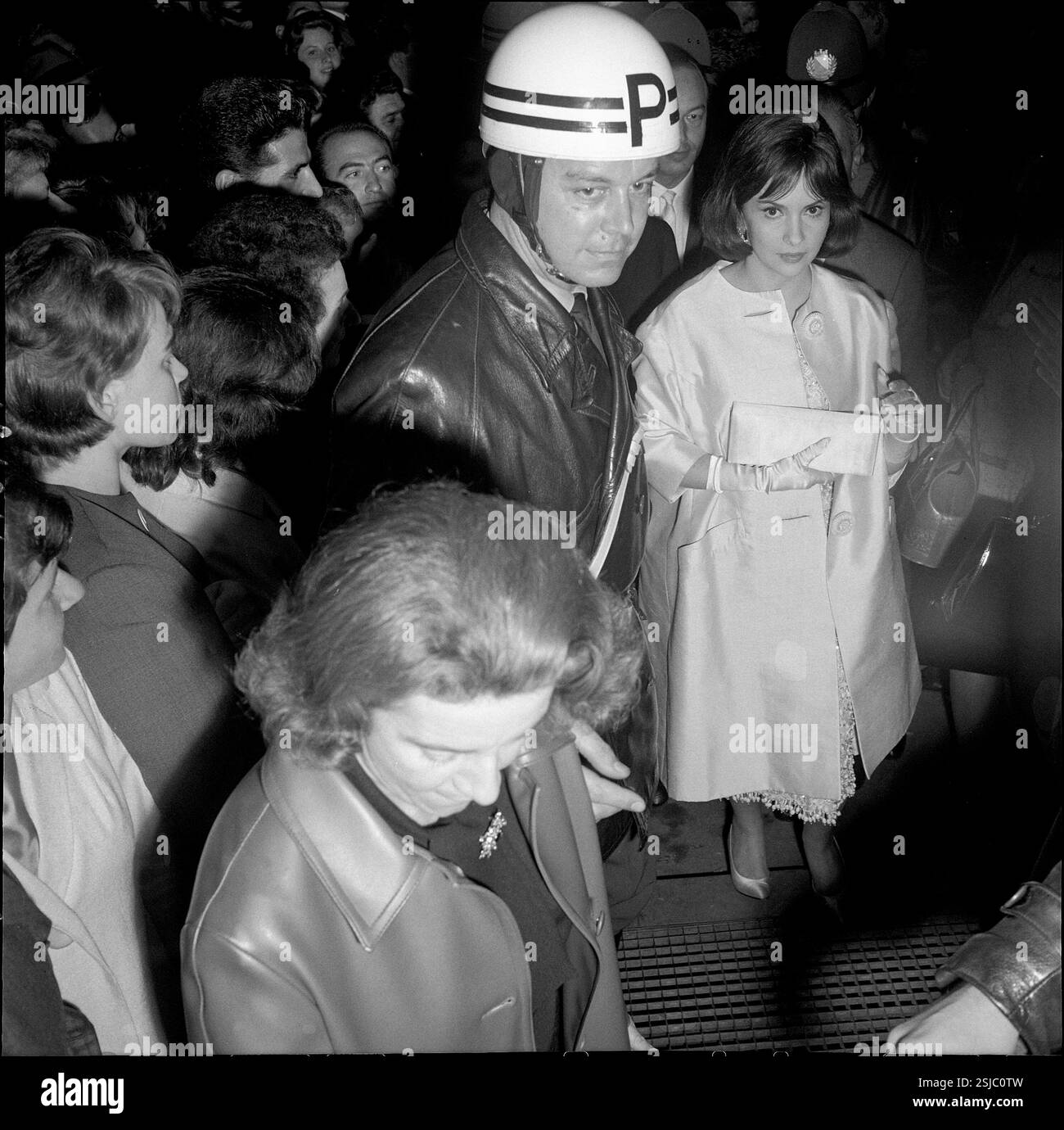 --- Gina Lollobrigida : Ankunft zur Filmpremière in Zürich 1963#Gina Lollobrigida in Zurich 1963- RDB BY DUKAS Banque D'Images
