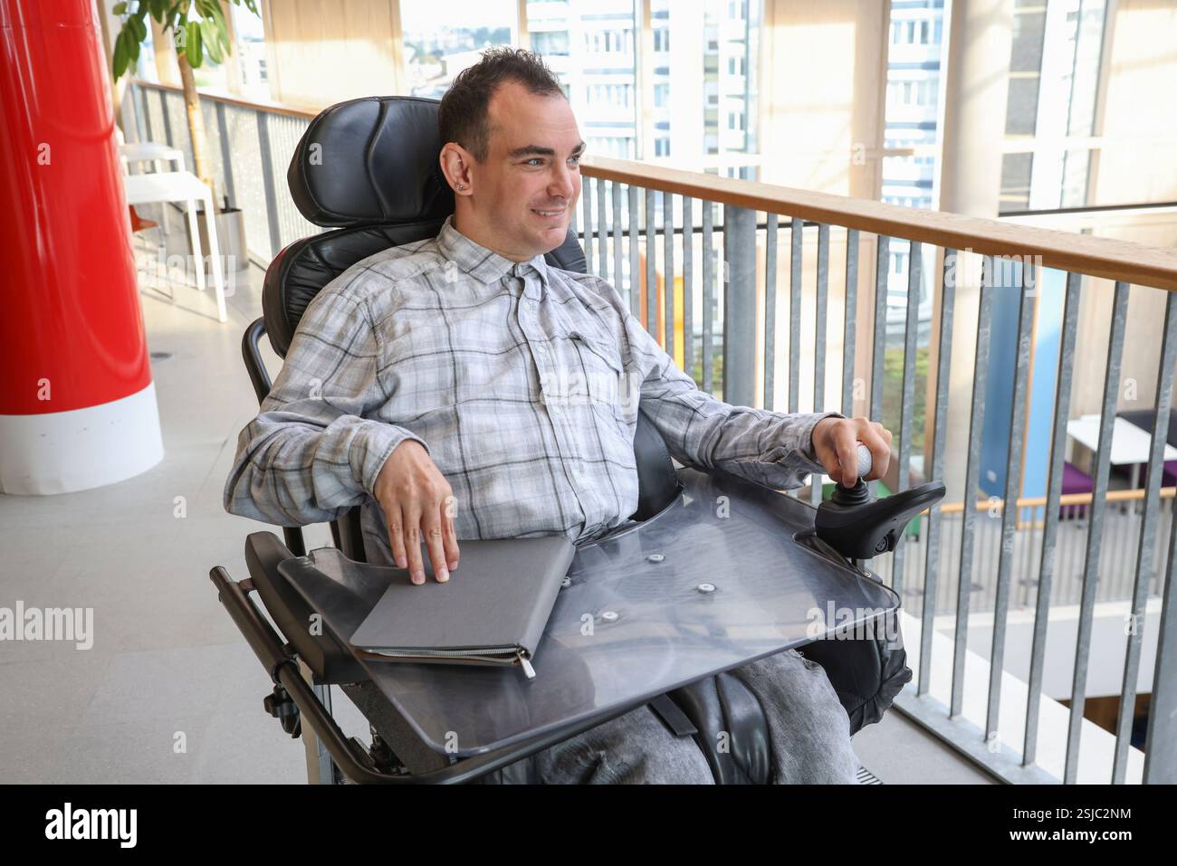 Homme en fauteuil roulant dans un environnement de bureau Banque D'Images