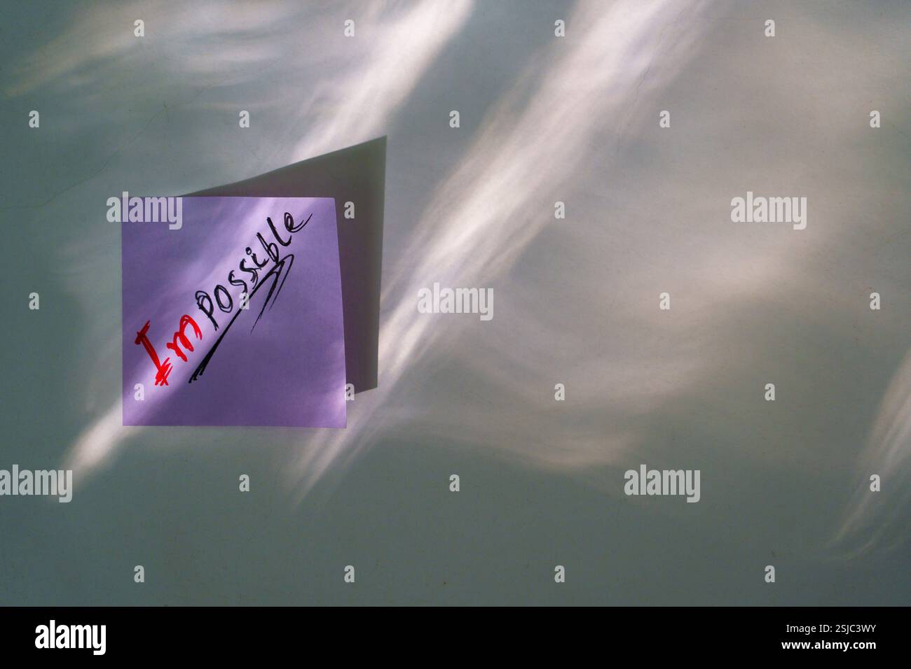 « Impossible » modifié de manière créative en « je suis possible » sur une note collante, inspirant confiance et succès. Banque D'Images