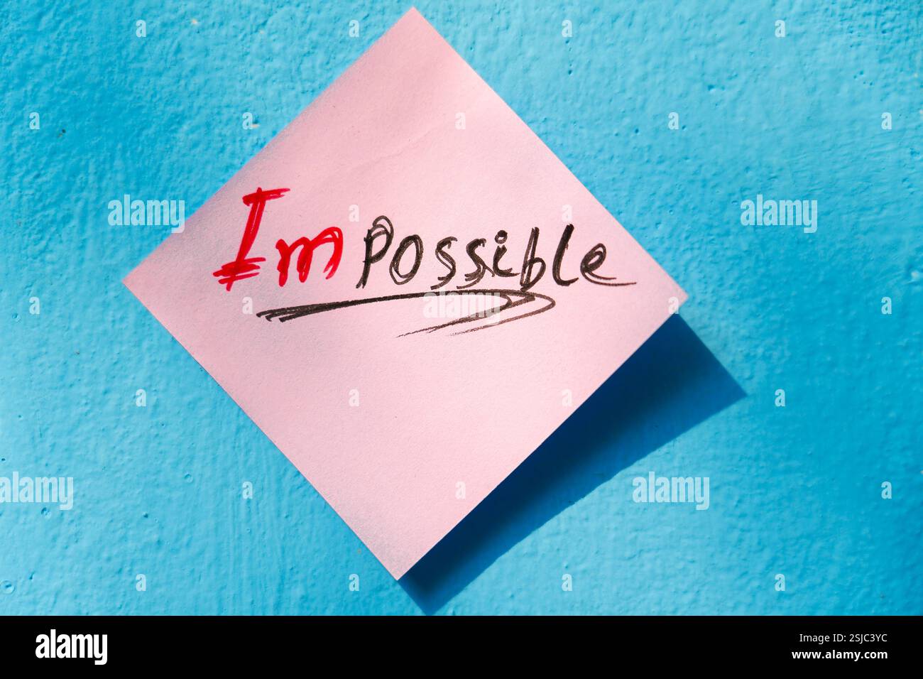 Gros plan d'une note de motivation transformant « impossible » en « je suis possible », encourageant la résilience. Banque D'Images