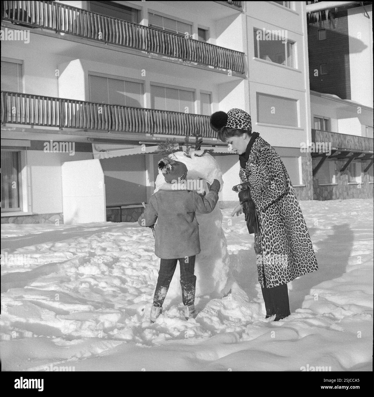 --- Gina Lollobrigida mit Sohn Mirko in Crans 1963#Gina Lollobrigida avec son fils Mirko in Crans 1963- RDB BY DUKAS Banque D'Images