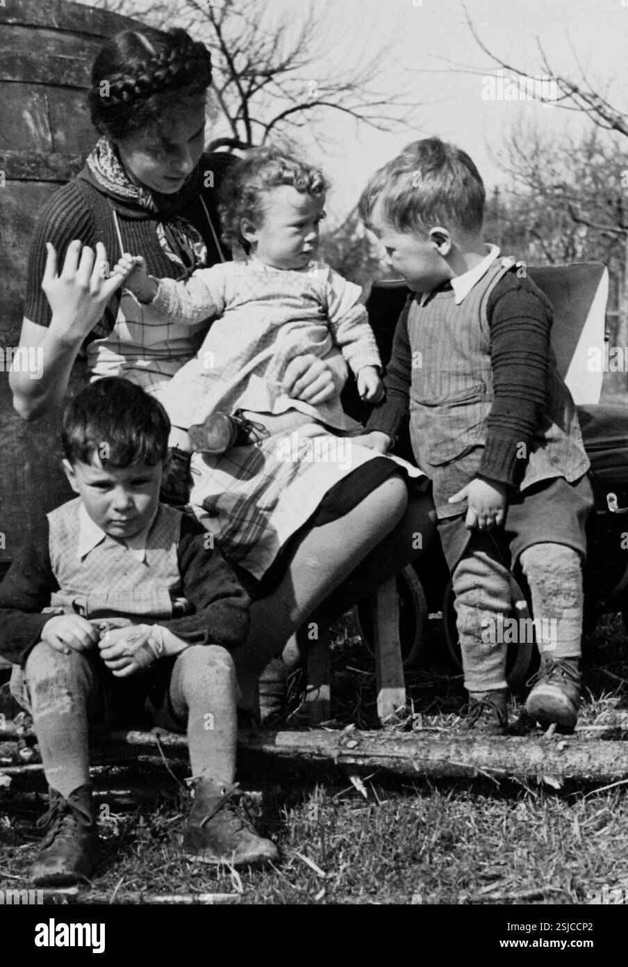 --- Freiwillige Studentin als babysitter mit Bauernkinder 1942#étudiant volontaire comme baby-sitter avec les enfants de fermier 1942- RDB PAR DUKAS Banque D'Images