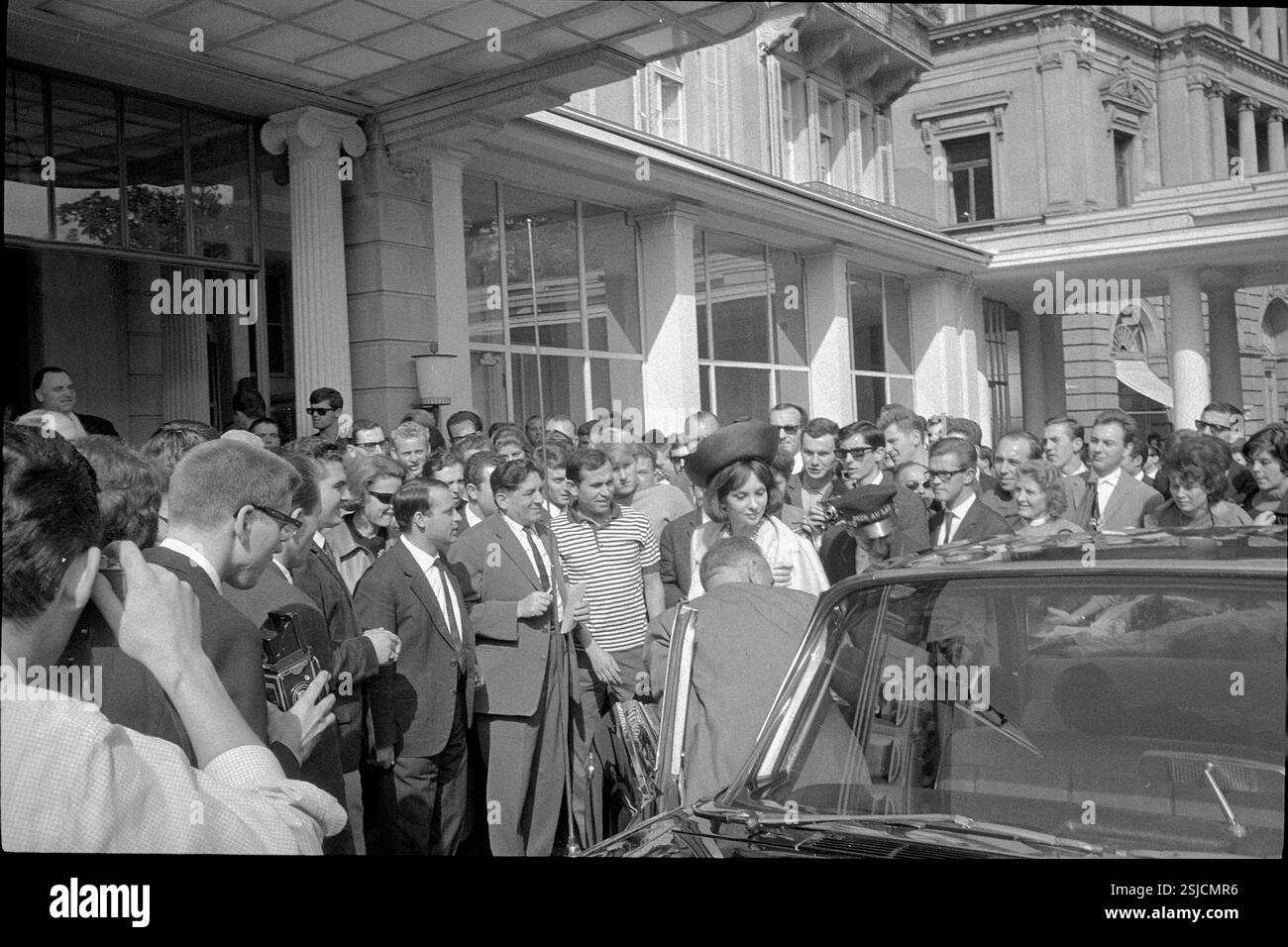 --- Gina Lollobrigida : Ankunft zur Filmpremière in Zürich 1963#Gina Lollobrigida in Zurich 1963- RDB BY DUKAS Banque D'Images
