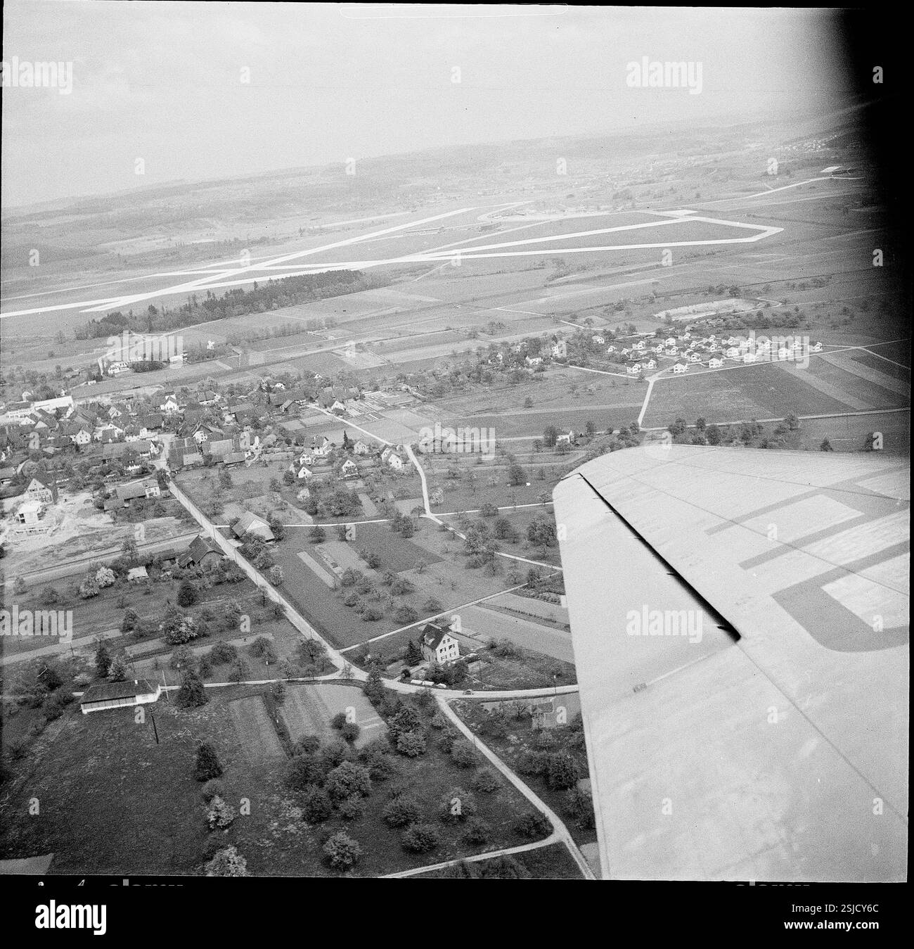 --- Kloten, Luftaufnahme ; 1951#Kloten, photographie aérienne ; 1951- RDB PAR DUKAS Banque D'Images